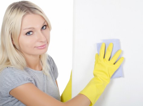 Complaint acknowledgement and discussion between customer and cleaner